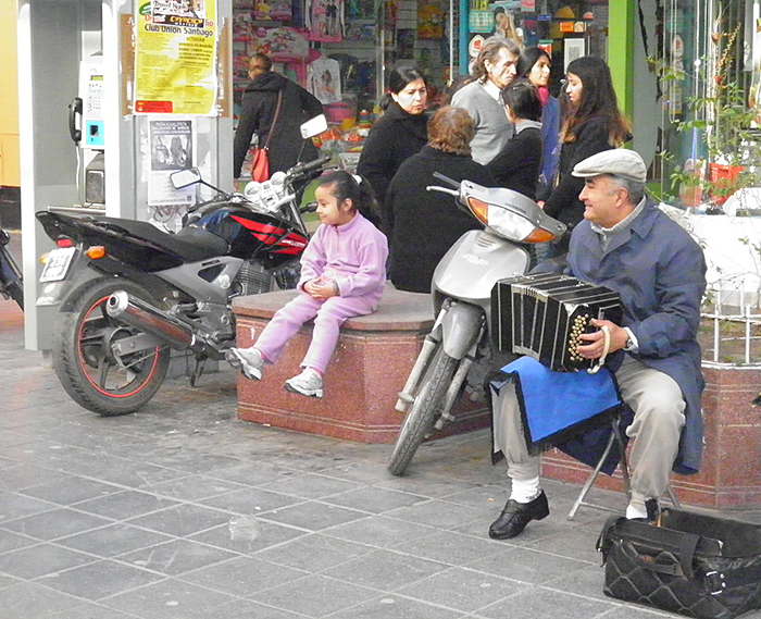 La música nunca pasa de moda en el centro de Santiago