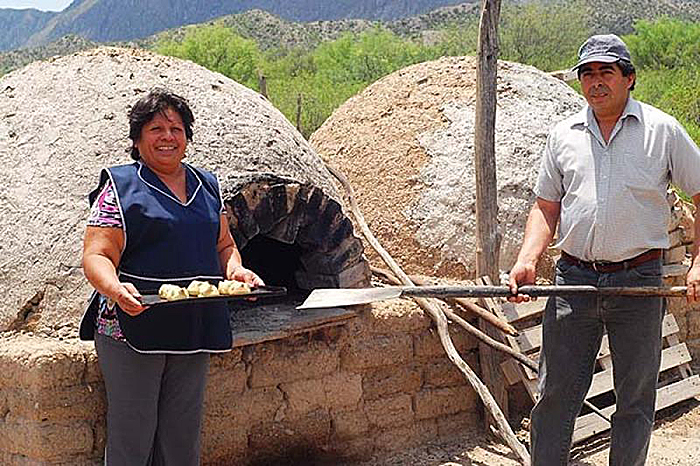 Campesinos santiagueños combinan turismo y tareas rurales