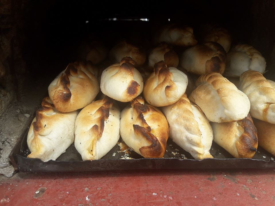 En un domingo Santiagueño no pueden faltar las ricas empanadas en horno de barro