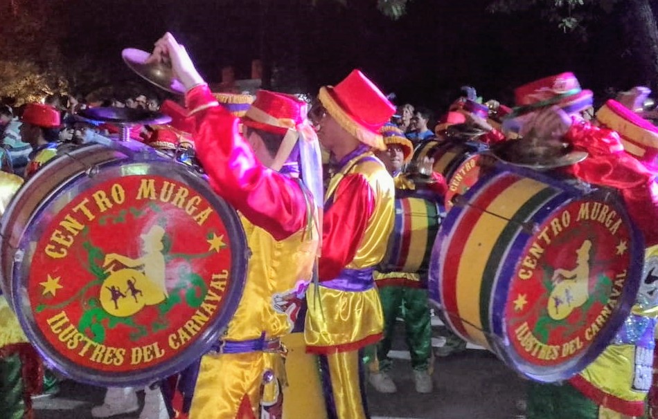Las murgas y comparsas le ponen el color del carnaval a la Madre de Ciudades